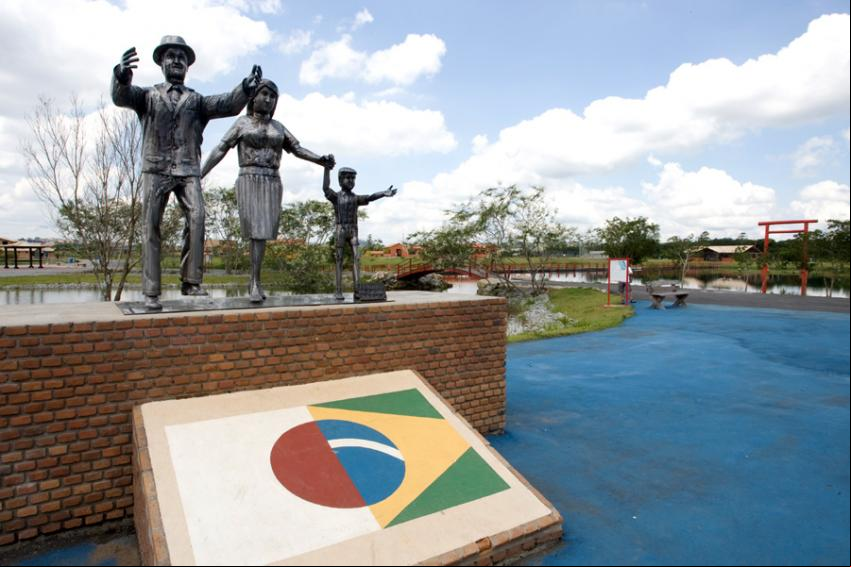 Memorial Kasato Maru (simboliza uma familia brasileira recepcionando imigrantes japoneses) - Foto: Rubens Chiri