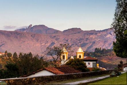 Pico do Itacolomi, visto a partir de Ouro Preto - Foto: Osvaldo Vasconcelos (Licen