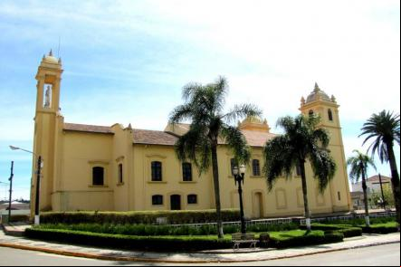 Vista lateral da Igreja Matriz da Cidade - Foto: Guilmann (Licen