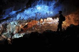 Gruta das R