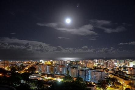 Noite de Lua cheia sobre a cidade de Macei