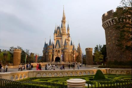 Castelo da Cinderela na Tokyo Disneyland - Foto: Fortherock (Licenca-cc-by-sa-2-0)